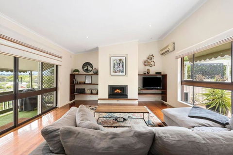 At The Hilltop - Sleeps 10 - Kalgoorlie Accommodation 0