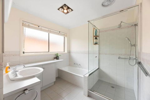 At The Hilltop - Sleeps 10 - Kalgoorlie Accommodation 1