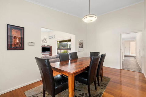 At The Hilltop - Sleeps 10 - Kalgoorlie Accommodation 4