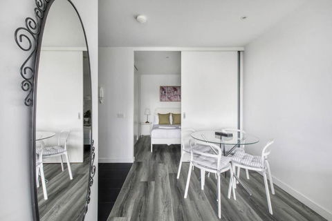 Aura Off Flinders Lane - A City Centre Balcony Abode - Kalgoorlie Accommodation 1