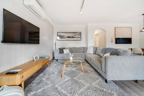 Avalanche 3 - 3BR Apartment L Central Location L Balcony L WiFi - Kalgoorlie Accommodation 1