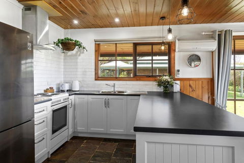 Apollo Bay Cottages- Wild Dog - Kalgoorlie Accommodation 2