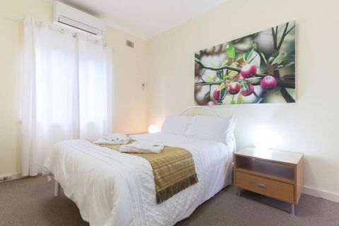 B5 Crawley Apartment 1 BRM & Sleepout Near UWA - Kalgoorlie Accommodation 1