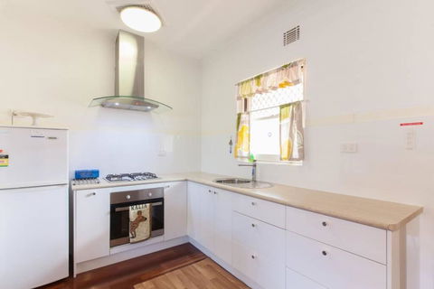 B8 Crawley Apartment 1 BRM & Sleepout Near UWA - Kalgoorlie Accommodation 2