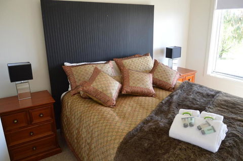 BATHURST GOLDFIELDS RESIDENCE On MOUNT PANORAMA - Kalgoorlie Accommodation 0