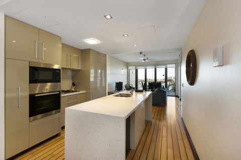 Boathouse Port Of Airlie - Kalgoorlie Accommodation 6