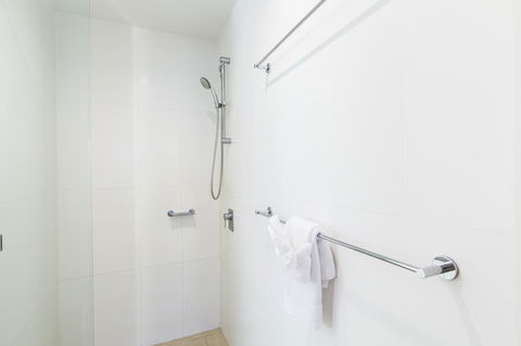 Boathouse Port Of Airlie - Kalgoorlie Accommodation 17