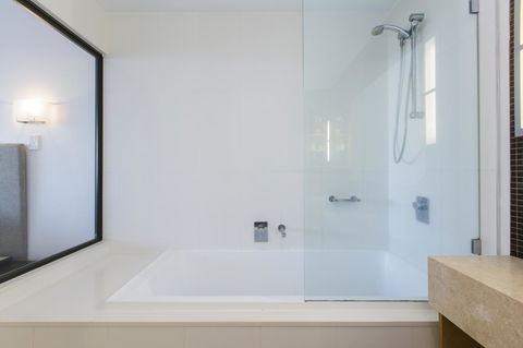 Boathouse Port Of Airlie - Kalgoorlie Accommodation 13