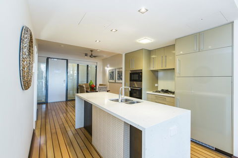 Boathouse Port Of Airlie - Kalgoorlie Accommodation 8