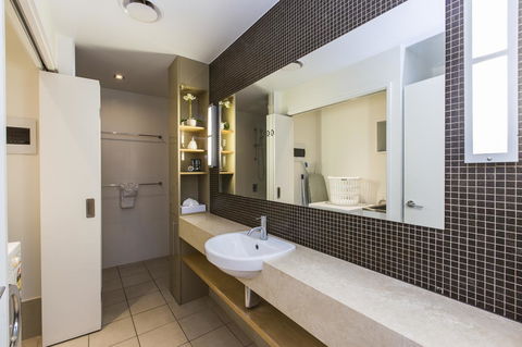 Boathouse Port Of Airlie - Kalgoorlie Accommodation 18