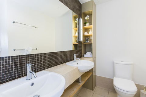 Boathouse Port Of Airlie - Kalgoorlie Accommodation 14