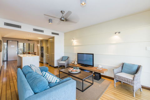Boathouse Port Of Airlie - Kalgoorlie Accommodation 9