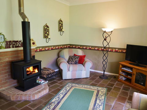 Apple Tree Cottage Montville - Kalgoorlie Accommodation 4