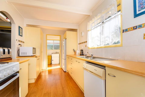 Pet Friendly Cottage In The Heart Of Bribie - Wirraway St, Bongaree - Kalgoorlie Accommodation 7
