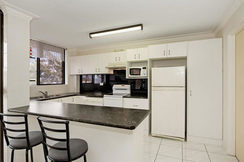 Huge Top Floor Unit Across The Road....Waterfront!! - Kalgoorlie Accommodation 7