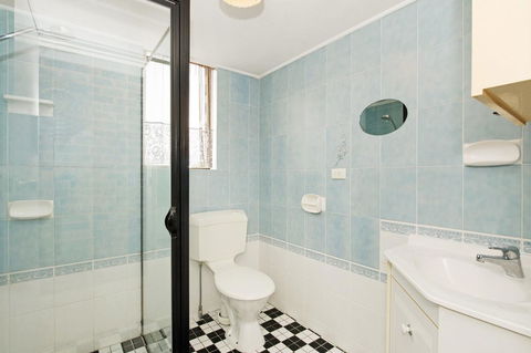 Huge Top Floor Unit Across The Road....Waterfront!! - Kalgoorlie Accommodation 9