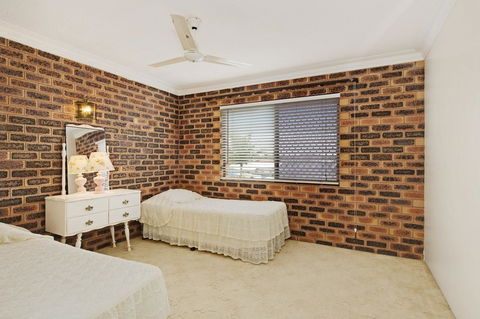 Huge Top Floor Unit Across The Road....Waterfront!! - Kalgoorlie Accommodation 10