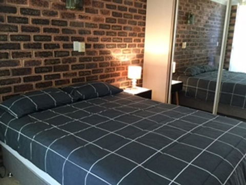 Huge Top Floor Unit Across The Road....Waterfront!! - Kalgoorlie Accommodation 6