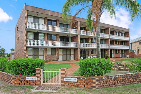 Huge Top Floor Unit Across The Road....Waterfront!! - Kalgoorlie Accommodation 19