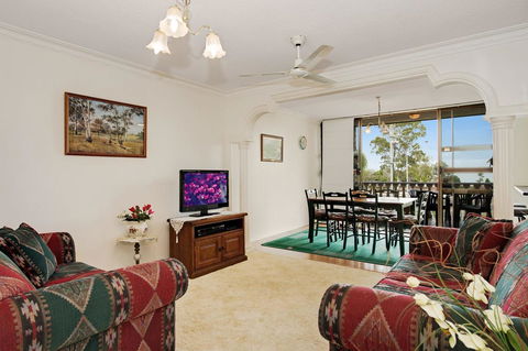 Huge Top Floor Unit Across The Road....Waterfront!! - Kalgoorlie Accommodation 3