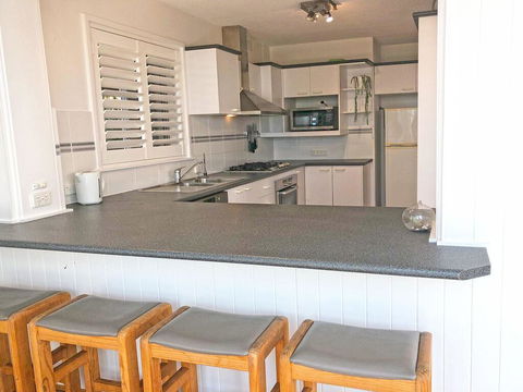 'Mooring One Downstairs', 23 Shoal Bay Rd - Fantastic Ground Floor Duplex With Views, WIFI And Air Conditioning - Kalgoorlie Accommodation 2