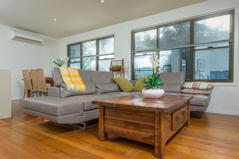 'Rolling Waves 2' On Ocean Drive - Kalgoorlie Accommodation 2