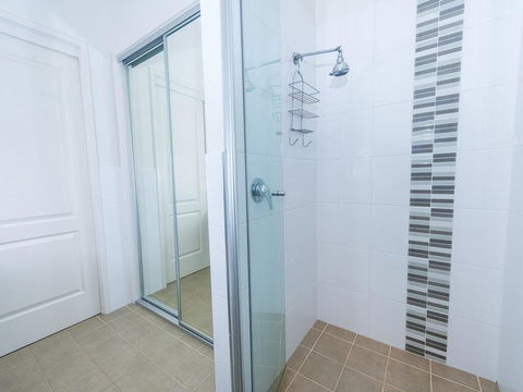1 'Florida', 5 Lillian Street - 2 Min Walk To Beach, Shops & Restaurants - Kalgoorlie Accommodation 2