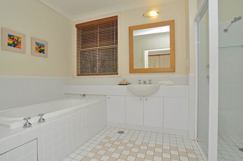 1 Bedroom Executive Villa Located Within Cypress Lakes - Kalgoorlie Accommodation 1