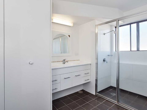 10 'Intrepid' 3 Intrepid Close - Water Views Over Shoal Bay Beach - Kalgoorlie Accommodation 2