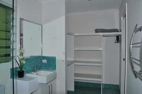 10 Double Island Drive - Modern Family Home, Centrally Located, Swimming Pool & Outdoor Area - Kalgoorlie Accommodation 2