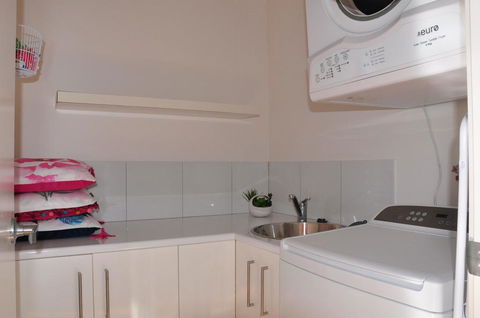 10 Double Island Drive - Modern Family Home, Centrally Located, Swimming Pool & Outdoor Area - Kalgoorlie Accommodation 3