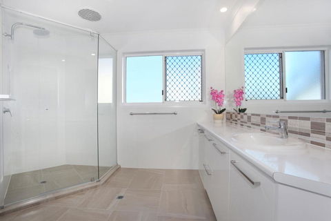 10 Mona Vista Crt, Coolum Beach, VIEWS, WiFi, Pet Friendly - Kalgoorlie Accommodation 3