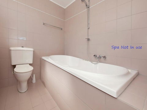 12 'Le Vogue', 16 Magnus St - Sensational Water Views, Lift, Pool & Tennis Court - Kalgoorlie Accommodation 3