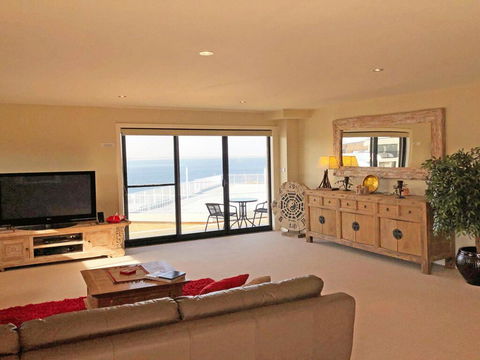 15 Dolphin Cove, 2 - 6 Government Rd - Stunning Penthouse With Views, Lift & Ducted Air Conditioning - Kalgoorlie Accommodation 1