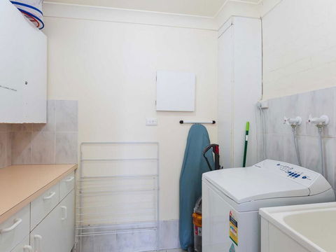 16 'The Moorings' 4 Cromarty Road - Waterfront Property With Pool & Air Conditioning - Kalgoorlie Accommodation 2