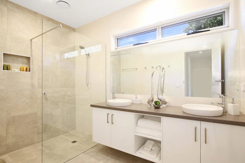 18 On Rayner - Swish Apartment Myrtleford - Kalgoorlie Accommodation 0