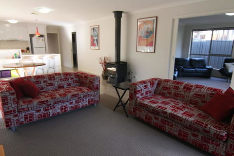 19 Georgian Court - Kalgoorlie Accommodation 3