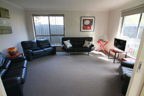 19 Georgian Court - Kalgoorlie Accommodation 1