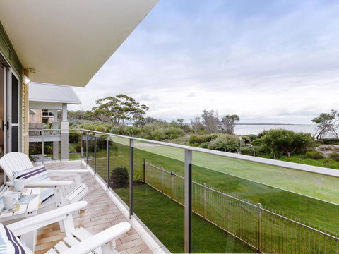 2 'The Helm' 22 Voyager Cl - Stunning Waterfront Unit With Air Conditioning - Kalgoorlie Accommodation 0