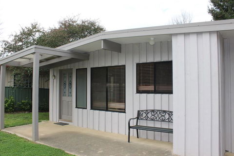 20 Toorak Rd, Bright - Kalgoorlie Accommodation 1