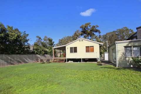 24 Sundew Street, Mudjimba - 500 Bond - Pet Friendly, Linen Supplied, WIFI, Air Cond. - Kalgoorlie Accommodation 1