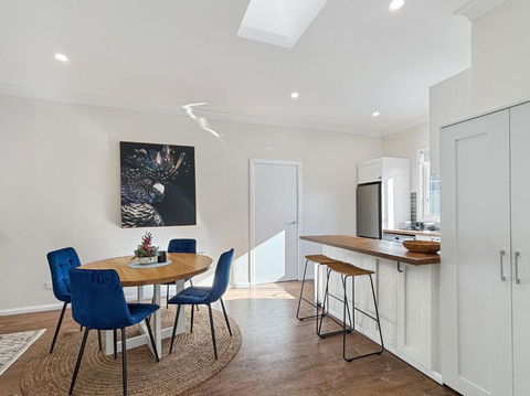 Black Cockatoo Cottage - Kalgoorlie Accommodation 2