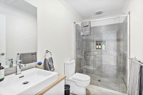 CASA EMEC- PETS WELCOME Luxury, Aircon, Walk To The Shops And Beach! Outdoor Shower And Garage Parking - Kalgoorlie Accommodation 4