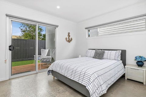 CASA EMEC- PETS WELCOME Luxury, Aircon, Walk To The Shops And Beach! Outdoor Shower And Garage Parking - Kalgoorlie Accommodation 3