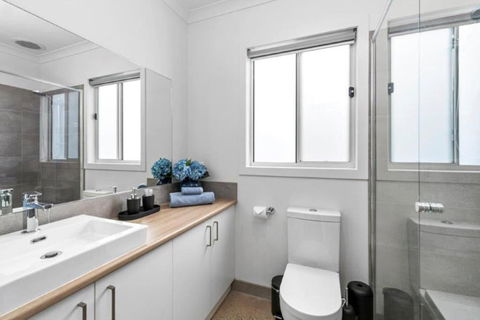 CASA EMEC- PETS WELCOME Luxury, Aircon, Walk To The Shops And Beach! Outdoor Shower And Garage Parking - Kalgoorlie Accommodation 2