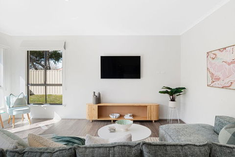 Crimson Ridge - Wines, Vines And Dine - Kalgoorlie Accommodation 0