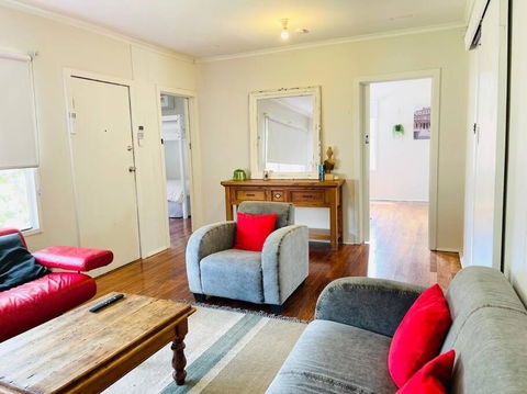 D122 Lovely London Home - Kalgoorlie Accommodation 0