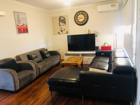 D122 Lovely London Home - Kalgoorlie Accommodation 2