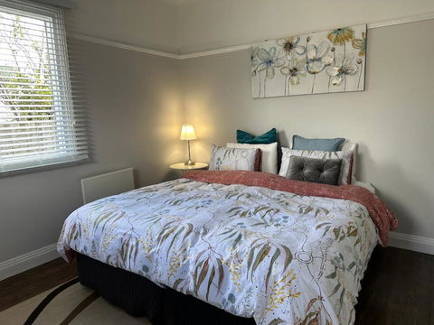Daisy Cottage On Duke 3BR - Kalgoorlie Accommodation 3