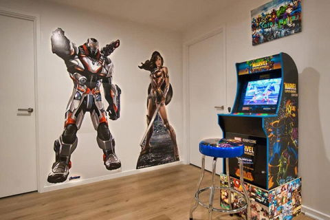 DC Vs Marvel Theme Ft Arcade Machine Pool Gym Sauna BBQ - Kalgoorlie Accommodation 2